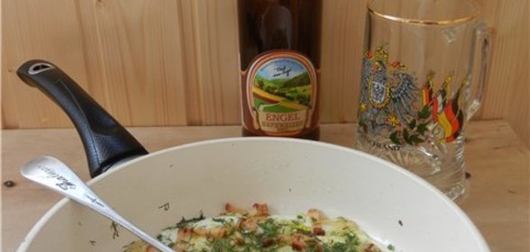 Яичница со шкварками и луком на трех жирах