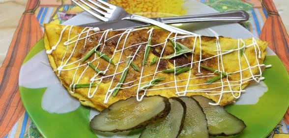 Омлет из двух яиц фаршированный твердым сыром и грибами