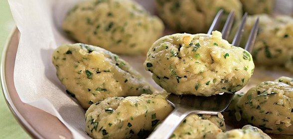 Клецки с петрушкой и чесночным маслом