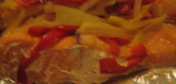 Семга запеченая с овощами и яблоком