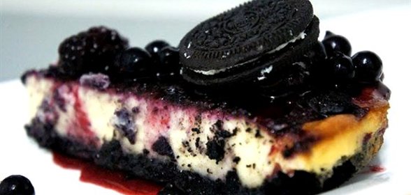 Чизкейк из шоколадного печенья с ягодным соусом