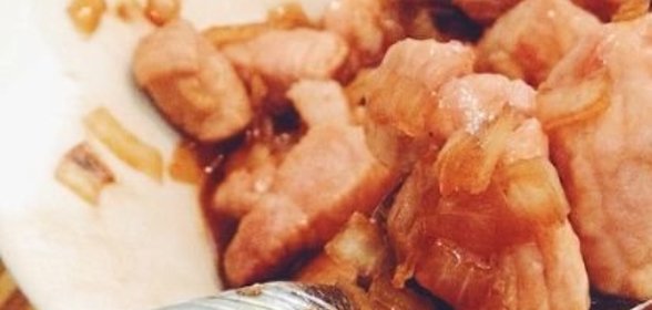 Зеленый горошек с жареными яйцами