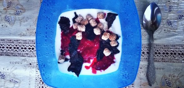 Творожный завтрак с замороженной вишней и чернослива