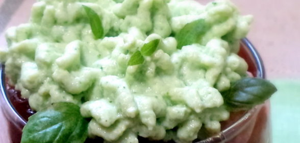 Творожно- йогуртовый десерт с клубничным конфитюром и базиликом