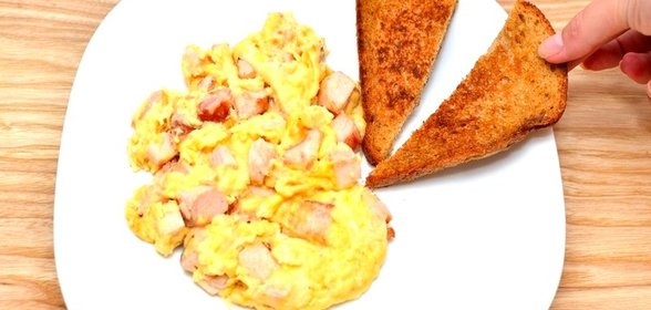 Яичница-болтунья с копченостями