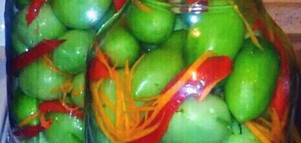 Маринованные зеленые помидоры шпигованные чесноком