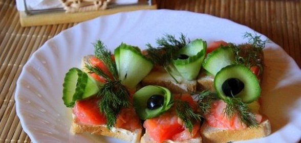 Бутерброды с семгой и свежим огурцом