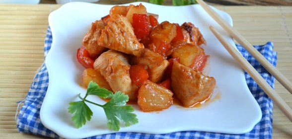 Курица в кисло-сладком соусе с ананасами