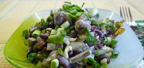 Салат Принцесса из консервированной фасоли с сухариками