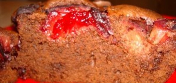 Острый шоколадный пирог со сливами