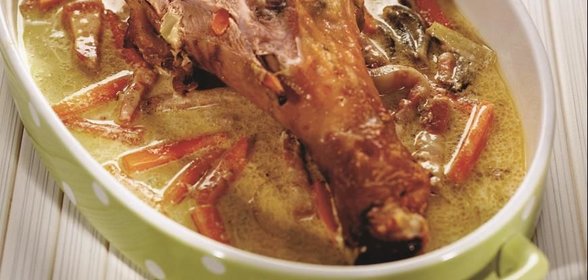 Голень индейки, шпигованная овощами и салом