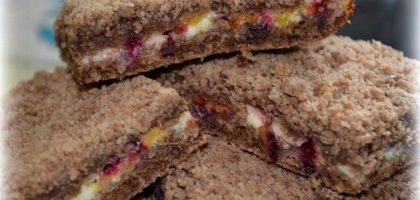 Шоколадное насыпное печенье с творогом и сливой