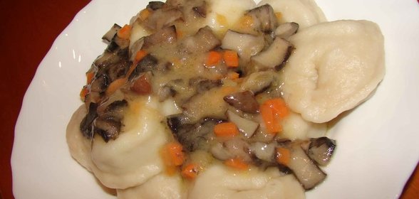 Картофельное тесто для пельменей и пельмени с грибной подливкой!