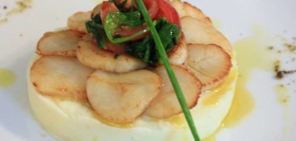 Гребешки на планше из картофеля с трюфельным маслом
