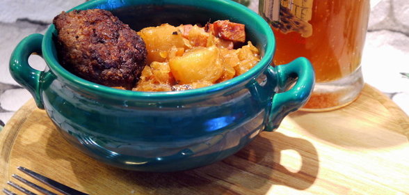 Квашеная капуста, тушенная с ананасом и яблоком