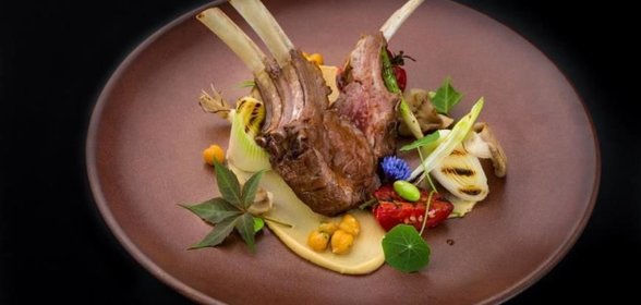 Каре молочного ягненка с хумусом и овощами