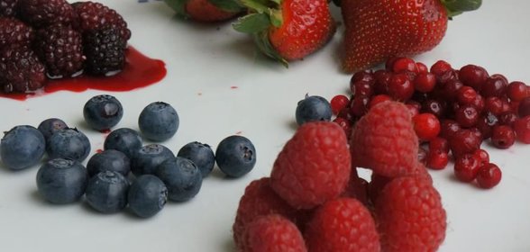 Холодный ягодный суп со сливочным мороженым