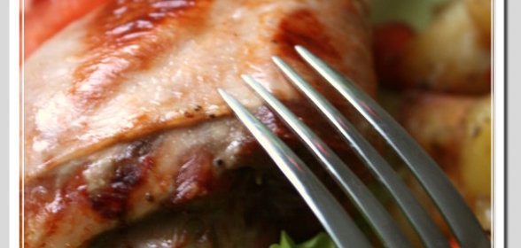 Голень индейки, запеченная под маринадом из шиповника с медом и травами