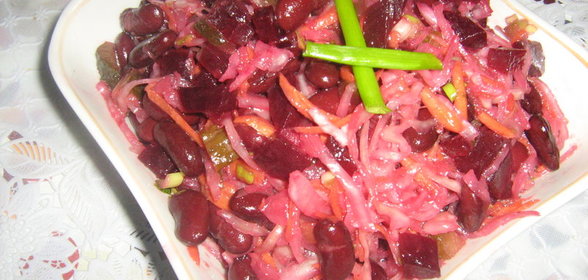 Салат из квашенной капусты,с фасолью и свеклой