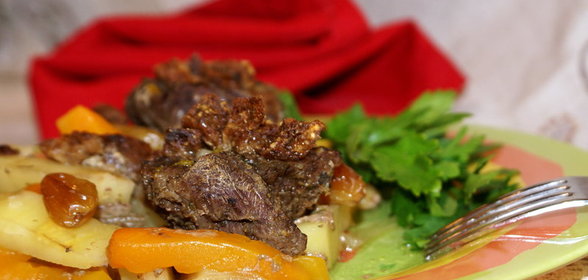 Жаркое из говядины с изюмом и пикантными сухариками