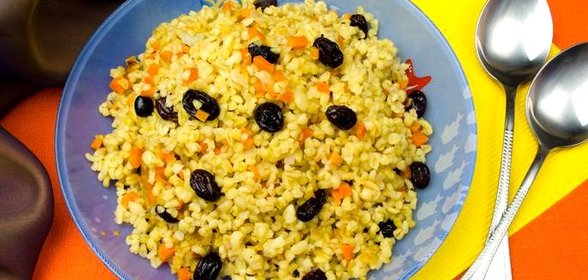 Булгур с луком, морковью и пряным изюмом в мультиварке