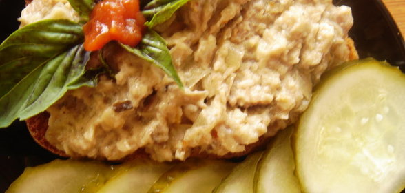 Грибы с мясом на тостах