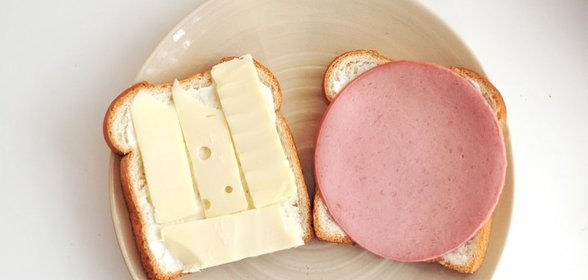 Бутерброды с колбасой и сыром