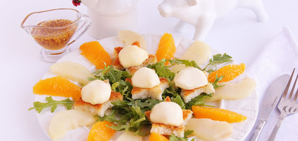 Теплый салат с грушами и гренками