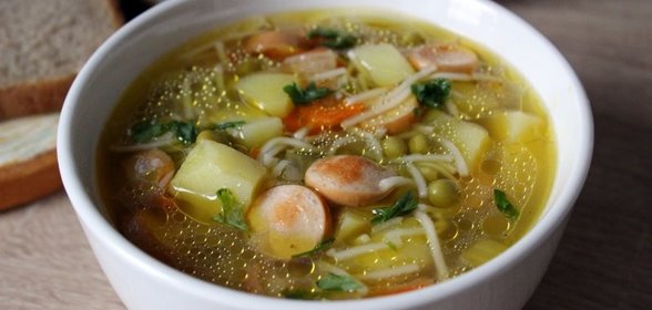 Быстрый суп с сосисками, вермишелью и зеленым горошком