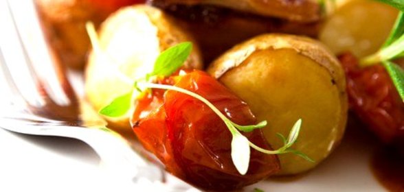 Картофель с томатами и базиликом