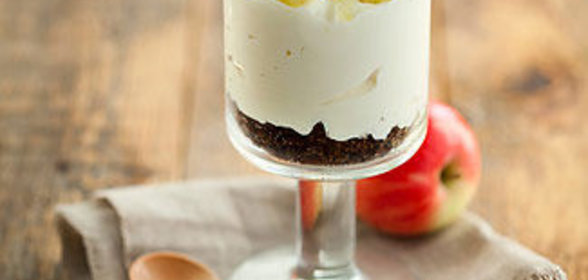 Десерт из хлеба, сливочного крема и печеных яблок