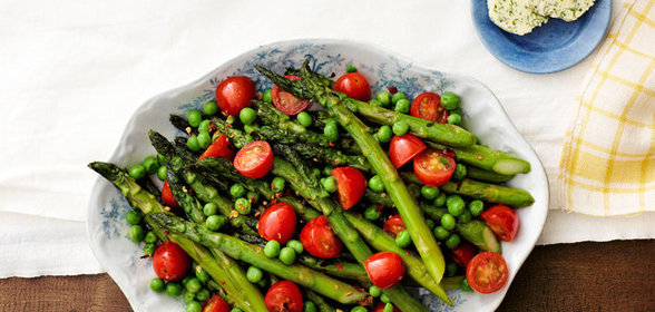 Спаржа с овощами и домашним сливочным маслом с травами