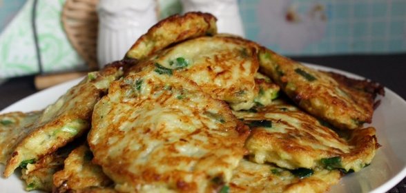 Кабачковые оладьи с зеленым луком