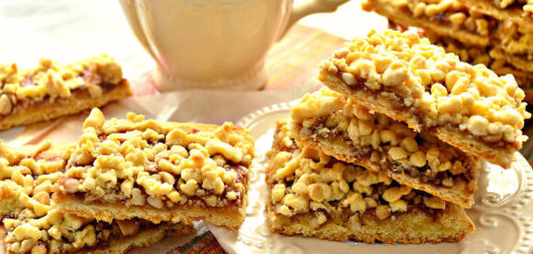 Песочное печенье с вареньем и арахисом