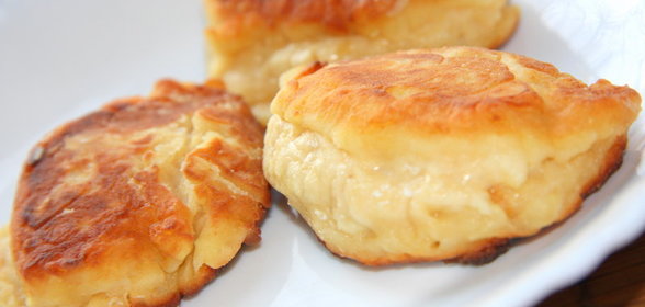Сырники-пышки с яблоком и арахисовым маслом