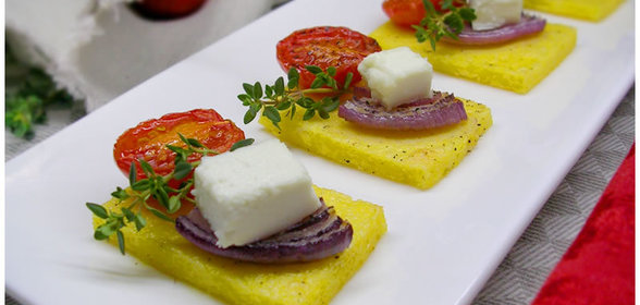 Полента, запеченная с овечьей брынзой, помидорами и луком