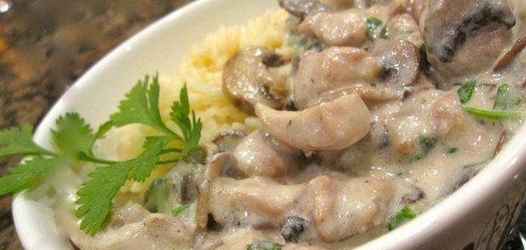 Куриная грудка с грибами в соусе