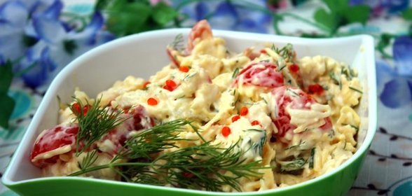 Салат с консервированным кальмаром Морской