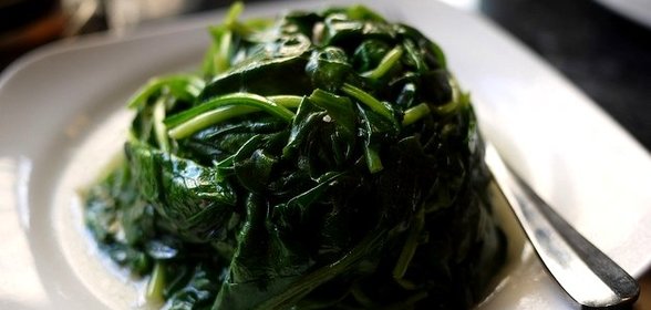 Шпинат в воке
