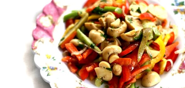 Салат с шампиньонами консервированными