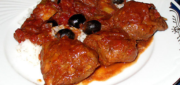 Пикантное мясо индейки с артишоками и оливками