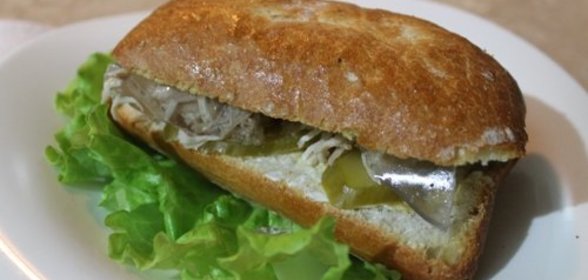 Сэндвич с холодцом из индейки, хреном и соленым домашним огурчиком. (Тест-драйв с Окраиной)