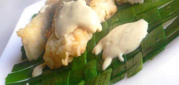 Щука жареная под соусом, на циновке