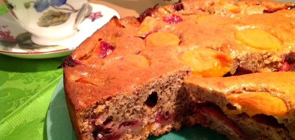 Пирог со сливами и абрикосами