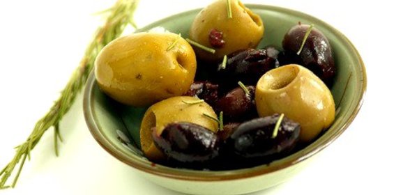 Теплая закуска из маслин и оливок с фенхелем, чесноком и цедрой апельсина