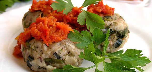 Котлетки с зеленью и бразильским орехом под томатным соусом. (Тест-драйв)