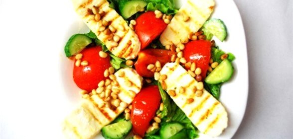 Теплый салат с жареным сыром