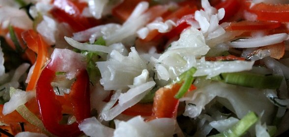Зимний салат из квашеной капусты с болгарским перцем