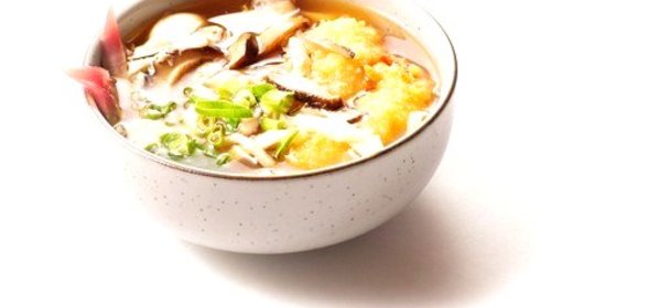 Овощной бульон с омлетом, овощами и имбирем