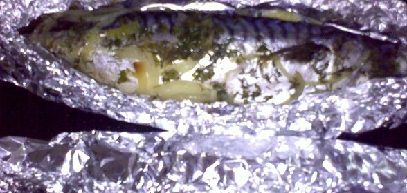 Скумбрия, запеченая с луком и зеленью (ну очень диетический вариант)
